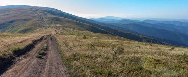 Karpatlar 'da yaz manzarası, dağ sıraları, güneşli da