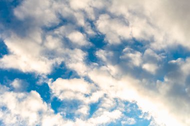 Güneş ışınları kara bulutları delip geçiyor.