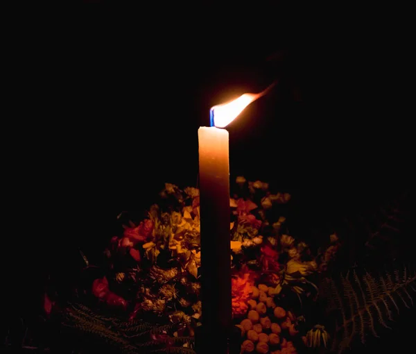 Kerze Und Blumenstrauß Auf Schwarzem Hintergrund — Stockfoto