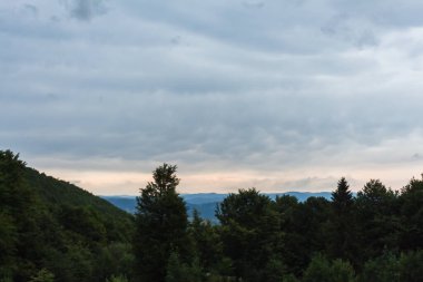 Gökyüzündeki bulutlar Karpatlar 'ın üzerinde