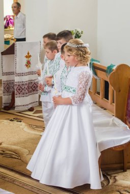 Lviv bölgesi, Ukrayna, 20.06.2021 - bir Ortodoks kilisesinde çocuklar için ilk komünyon töreni