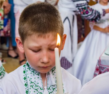 Lviv bölgesi, Ukrayna, 20.06.2021 - bir Ortodoks kilisesinde çocuklar için ilk komünyon töreni