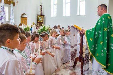 Lviv bölgesi, Ukrayna, 20.06.2021 - bir Ortodoks kilisesinde çocuklar için ilk komünyon töreni