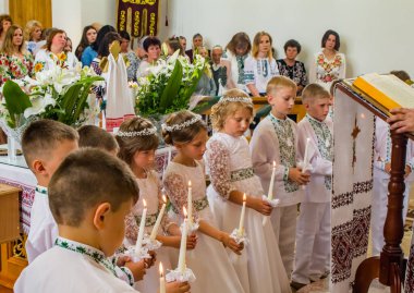 Lviv bölgesi, Ukrayna, 20.06.2021 - bir Ortodoks kilisesinde çocuklar için ilk komünyon töreni