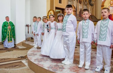 Lviv bölgesi, Ukrayna, 20.06.2021 - bir Ortodoks kilisesinde çocuklar için ilk komünyon töreni