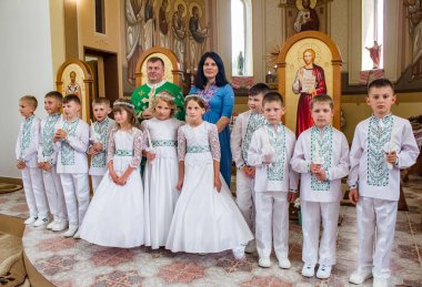 Lviv bölgesi, Ukrayna, 20.06.2021 - bir Ortodoks kilisesinde çocuklar için ilk komünyon töreni