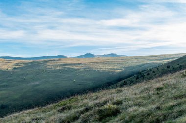 Karpatlar 'da sonbahar sonları, dağlık bölgede güneşli bir gün, karışık bir orman.