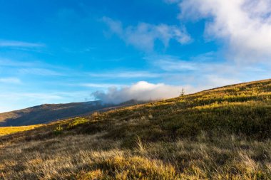Velikiy Verkh dağında bulut, Ukrayna Karpatları, sonbahar zamanı