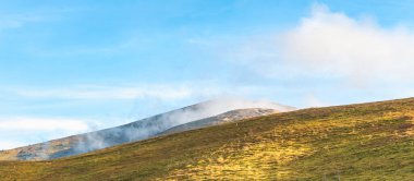 Velikiy Verkh dağında bulut, Ukrayna Karpatları, sonbahar zamanı
