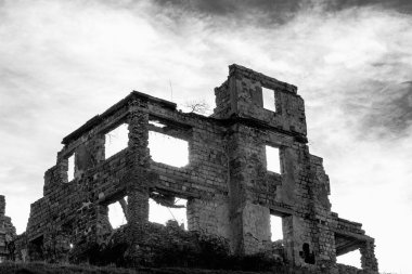 Dağın tepesinde siyah beyaz bir bina yıkıldı.