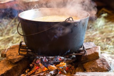 Ateşte kazan, tarlada pişiyor.