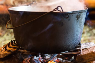 Ateşte kazan, tarlada pişiyor.