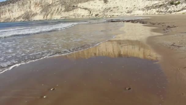 해변에 화창한 키프로스의 — 비디오
