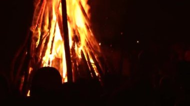 Karpatlar 'da büyük bir ateşin etrafında insanların dans etmesi, yaz festivali