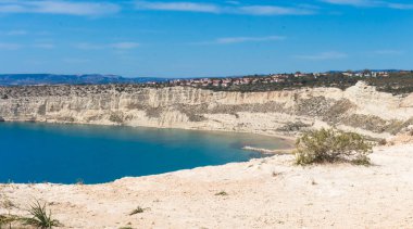 Güney Kıbrıs sahilinde güzel bir sahil, parlak mavi bir göl, Zapallo ba