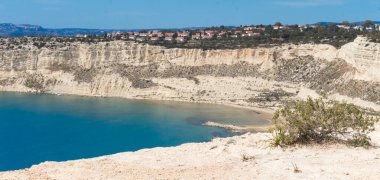 Güney Kıbrıs sahilinde güzel bir sahil, parlak mavi bir göl, Zapallo ba