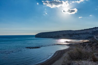 Güney Kıbrıs sahilinde güzel bir sahil, parlak mavi bir göl, Zapallo ba