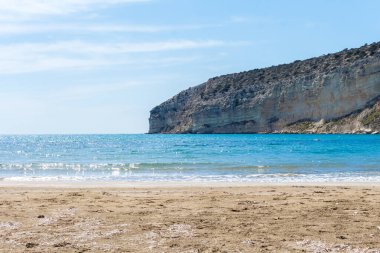 Güney Kıbrıs sahilinde güzel bir sahil, parlak mavi bir göl, Zapallo ba