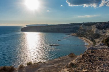 Güney Kıbrıs sahilinde güzel bir sahil, parlak mavi bir göl, Zapallo ba
