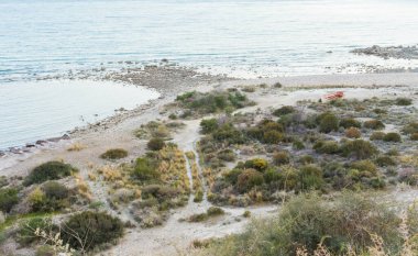 Güney Kıbrıs sahilinde güzel bir sahil, parlak mavi bir göl, Zapallo ba
