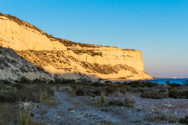 Güney Kıbrıs sahilinde güzel bir sahil, parlak mavi bir göl, Zapallo ba
