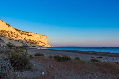 Güney Kıbrıs sahilinde güzel bir sahil, parlak mavi bir göl, Zapallo ba
