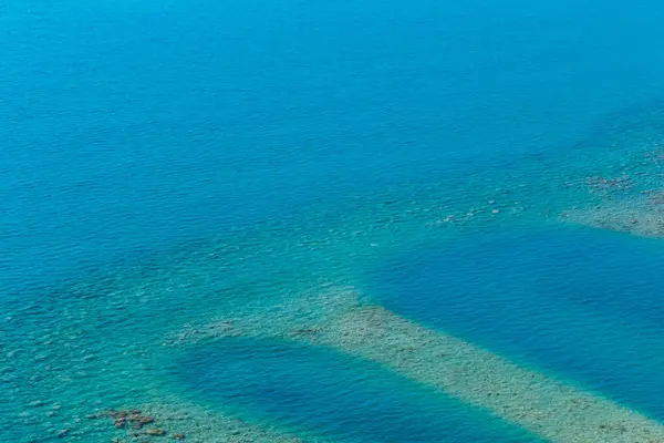 Güney Kıbrıs sahilinde güzel bir sahil, parlak mavi bir göl, Zapallo ba