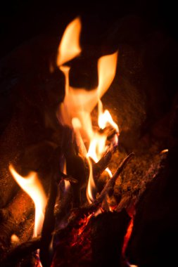 Akşamları yanan bir şenlik ateşi