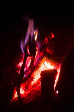 Akşamları yanan bir şenlik ateşi