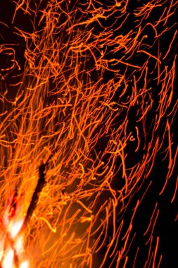 Karpatlar 'da yaz gündönümü için büyük bir şenlik ateşi