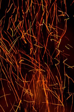 Gece büyük bir yangından kıvılcımlar saçar