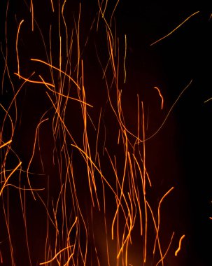 Gece büyük bir yangından kıvılcımlar saçar