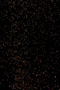 Gece büyük bir yangından kıvılcımlar saçar