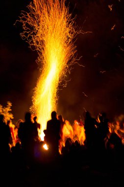 Karpatlar 'da yaz gündönümü için büyük bir şenlik ateşi