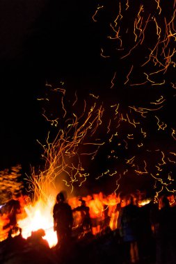 Karpatlar 'da yaz gündönümü için büyük bir şenlik ateşi