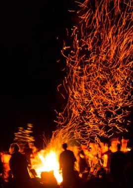 Karpatlar 'da yaz gündönümü için büyük bir şenlik ateşi
