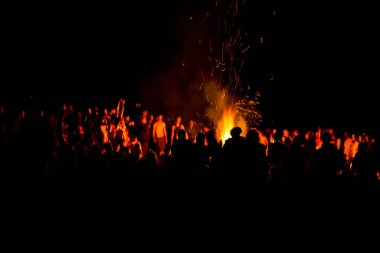 Karpatlar 'da yaz gündönümü için büyük bir şenlik ateşi