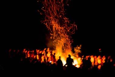 Karpatlar 'da yaz gündönümü için büyük bir şenlik ateşi