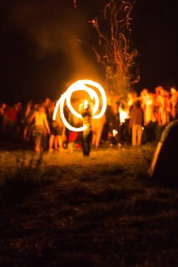 Karpatlar 'daki bir festivalde yangın gösterisi, uzun süre açık bırakılan meşale izleri.