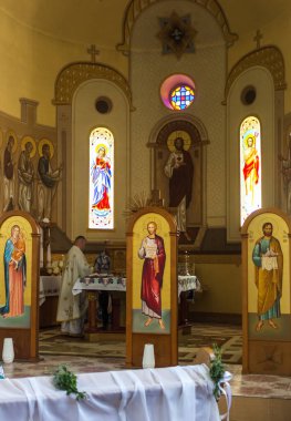 Batı Ukrayna 'daki Yunan Katolik Kilisesi ilk komünyon için dekore edilmiştir.