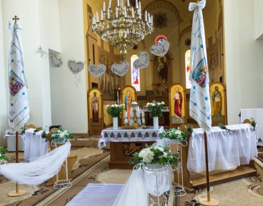 Batı Ukrayna 'daki Yunan Katolik Kilisesi ilk komünyon için dekore edilmiştir.