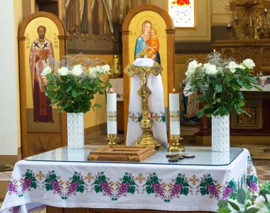 Batı Ukrayna 'daki Yunan Katolik Kilisesi ilk komünyon için dekore edilmiştir.