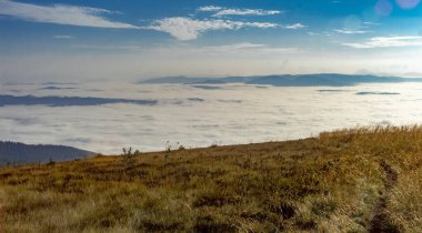 Şafak vakti Borzhava Vadisi, Karpatlar 'da sis.