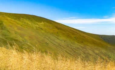 Karpat dağları üzerinde bulutlar, zirvede Borzhava vadisi.