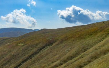 Karpat dağları üzerinde bulutlar, zirvede Borzhava vadisi.
