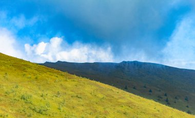 Karpat dağları üzerinde bulutlar, zirvede Borzhava vadisi.