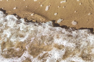 Kumsaldaki deniz dalgaları, üst manzara, güneşli de...