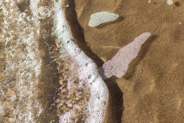 Kumsaldaki deniz dalgaları, üst manzara, güneşli de...