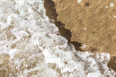 Kumsaldaki deniz dalgaları, üst manzara, güneşli de...