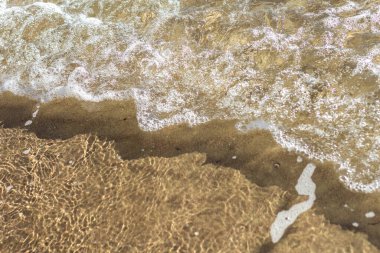 Kumsaldaki deniz dalgaları, üst manzara, güneşli de...